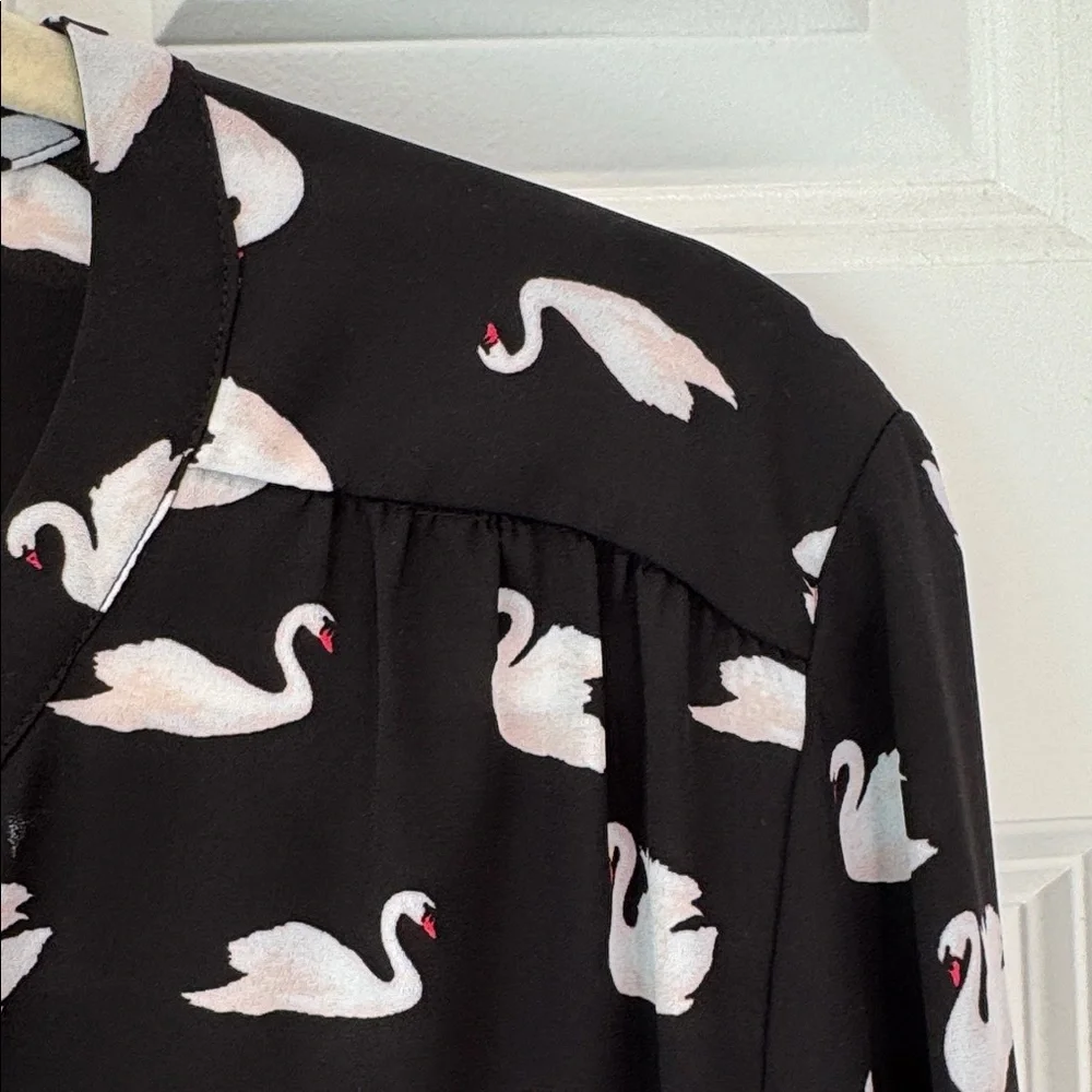 Soho New York &‎ Company Long Sleeve Blouse - Large - Black White Swan Pattern - Picture 3 of 8